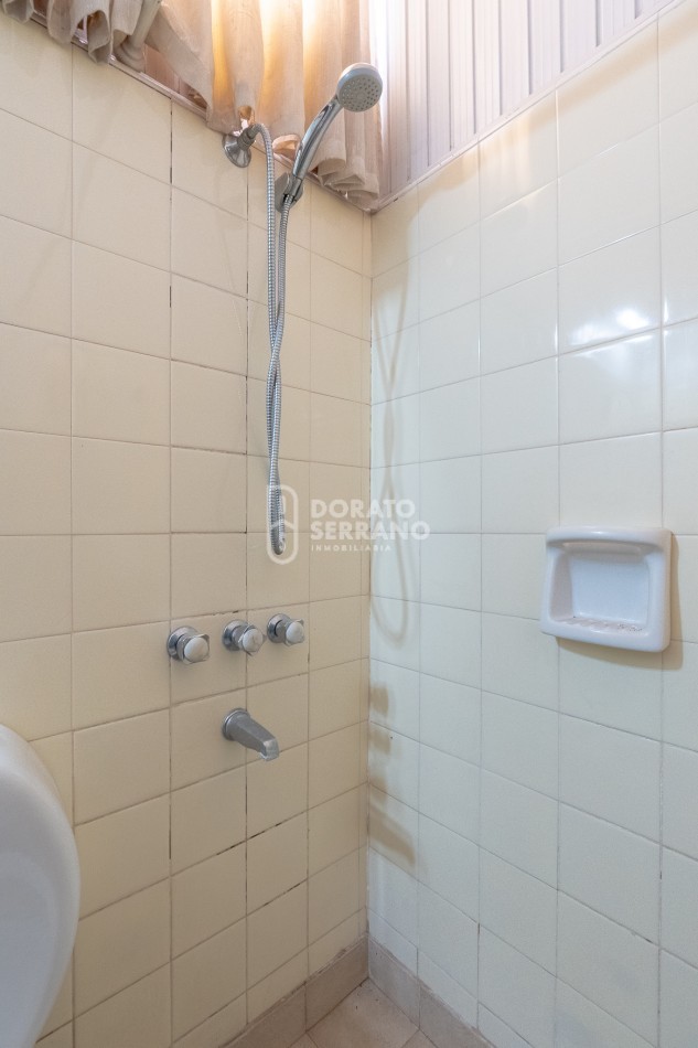 CASA + LOCAL SOBRE AVENIDA! 14 MTS. DE FRENTE!