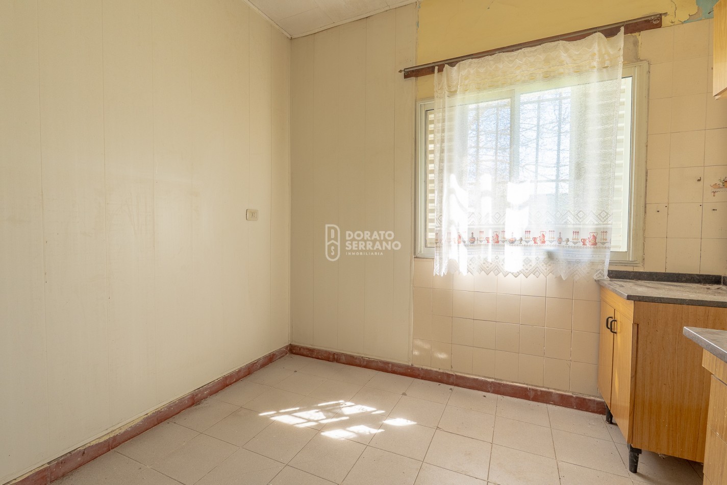 GRAN SUPERFICIE - TODOS LOS SERVICIOS - CASA A RECICLAR!