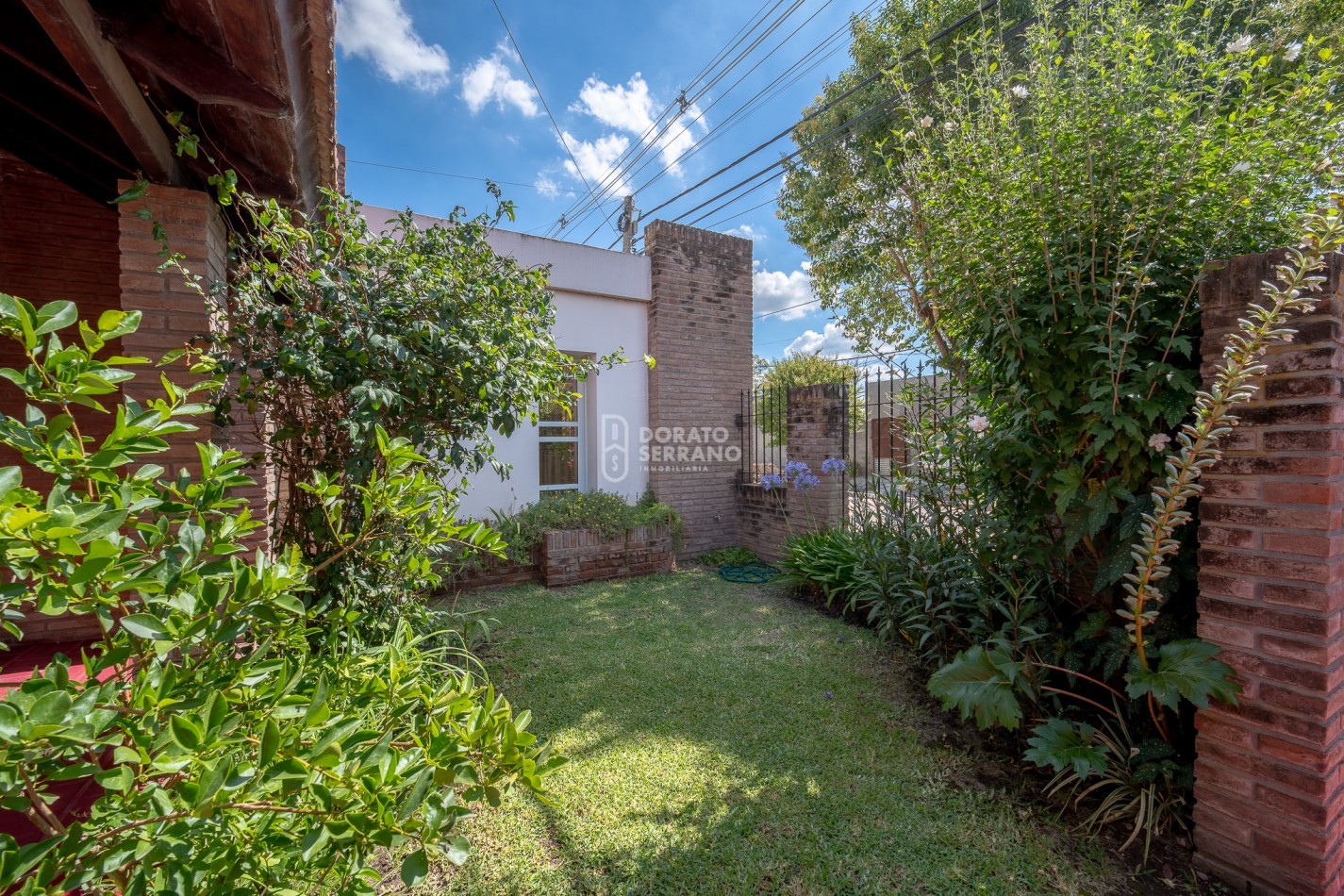 CASA EN BARRIO RESIDENCIAL! LISTA PARA UN NUEVO SUEÑO!