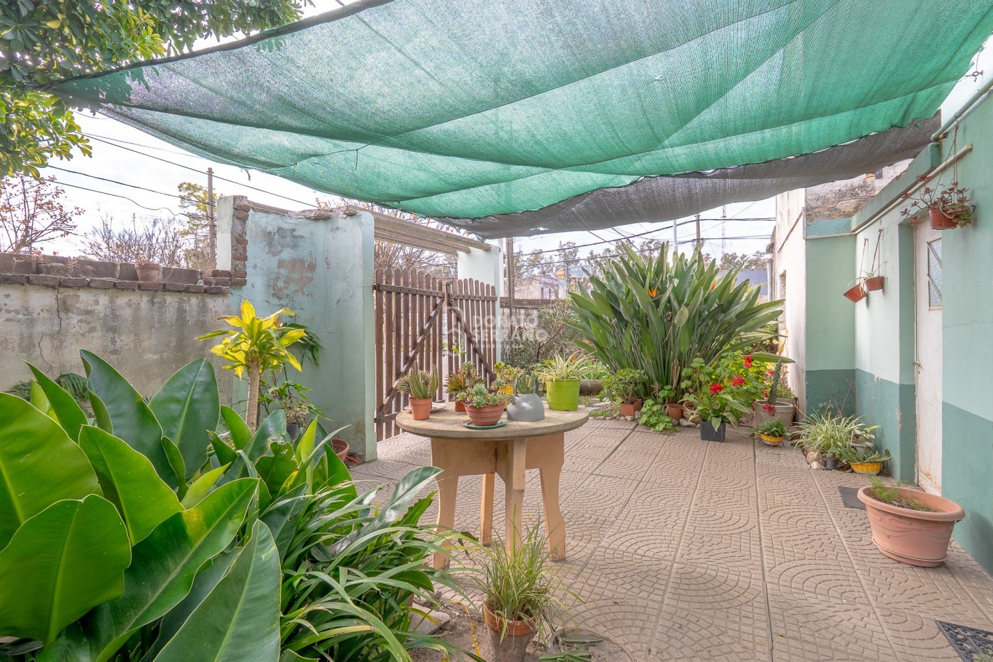 CASA EN ESQUINA & TODOS LOS SERVICIOS.