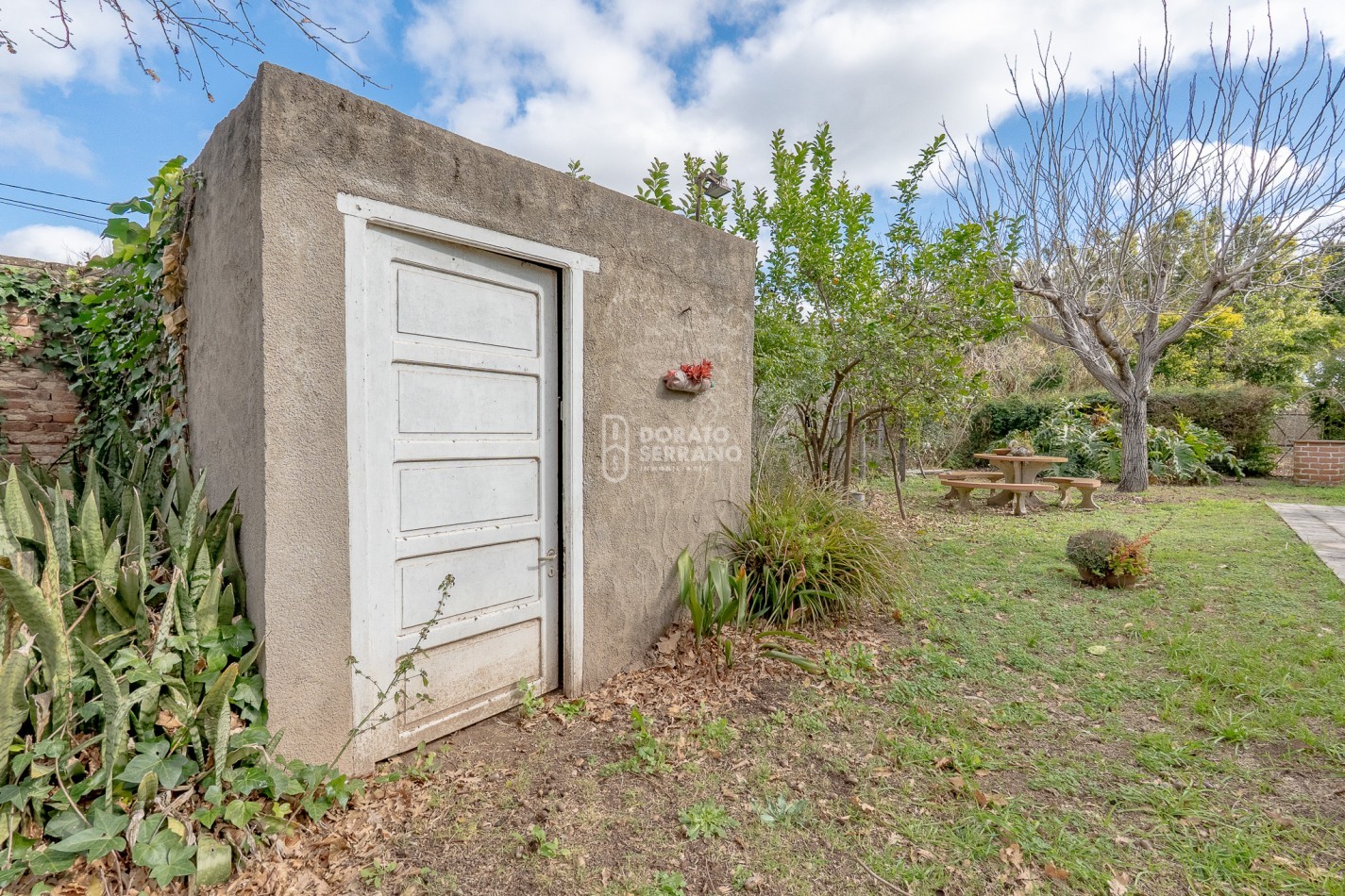 CASA + 750 M2 DE LOTE! Todos los servicios!