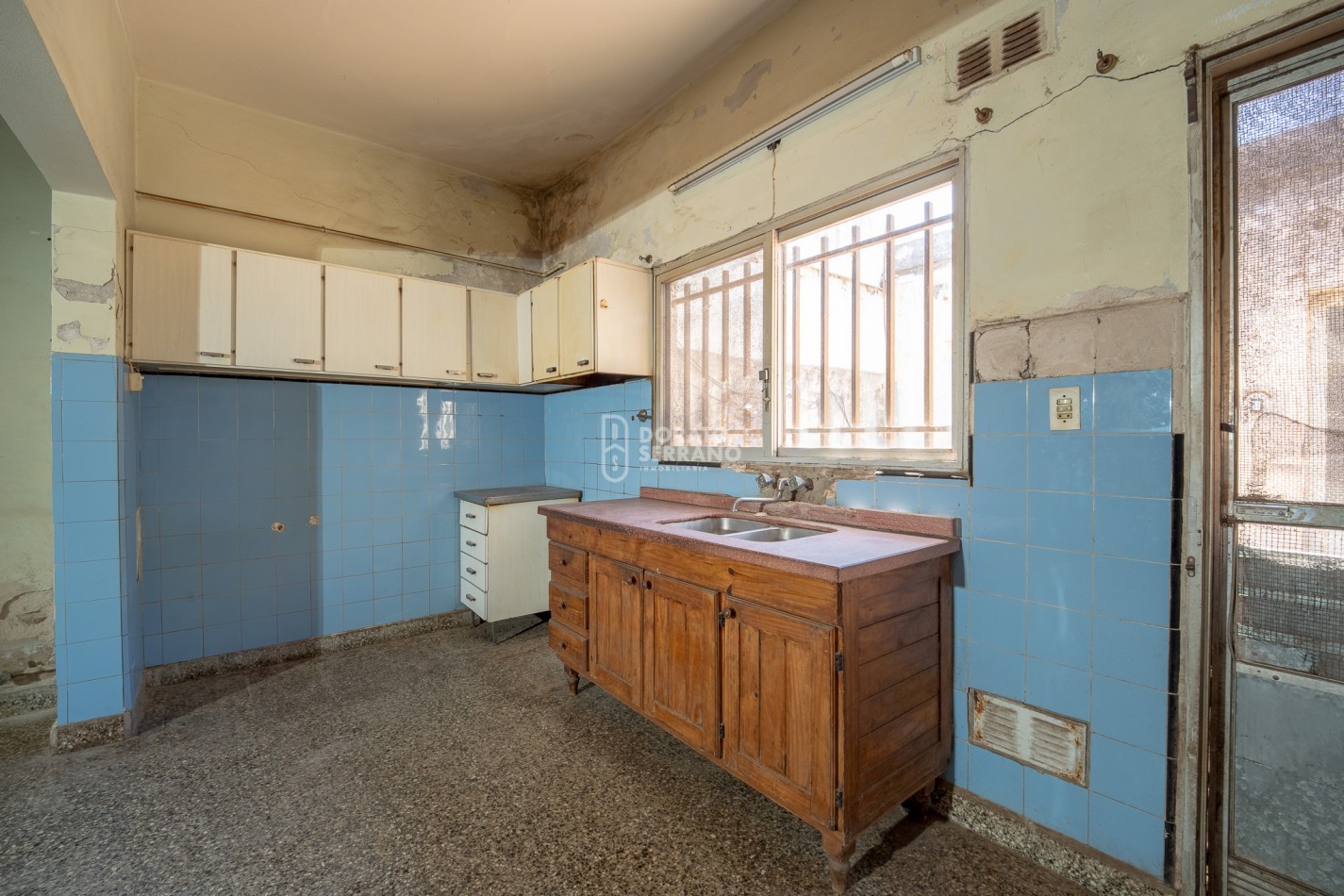 CASA CON LOCAL - PROYECTAR SIN LIMITES! AREA CENTRAL! 