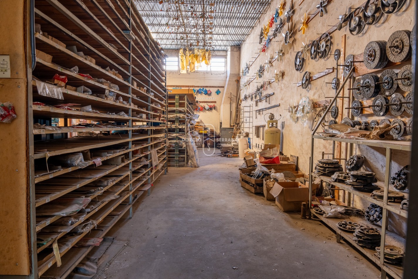 ICONICO SALON COMERCIAL + DEPTOS. A TERMINAR.  