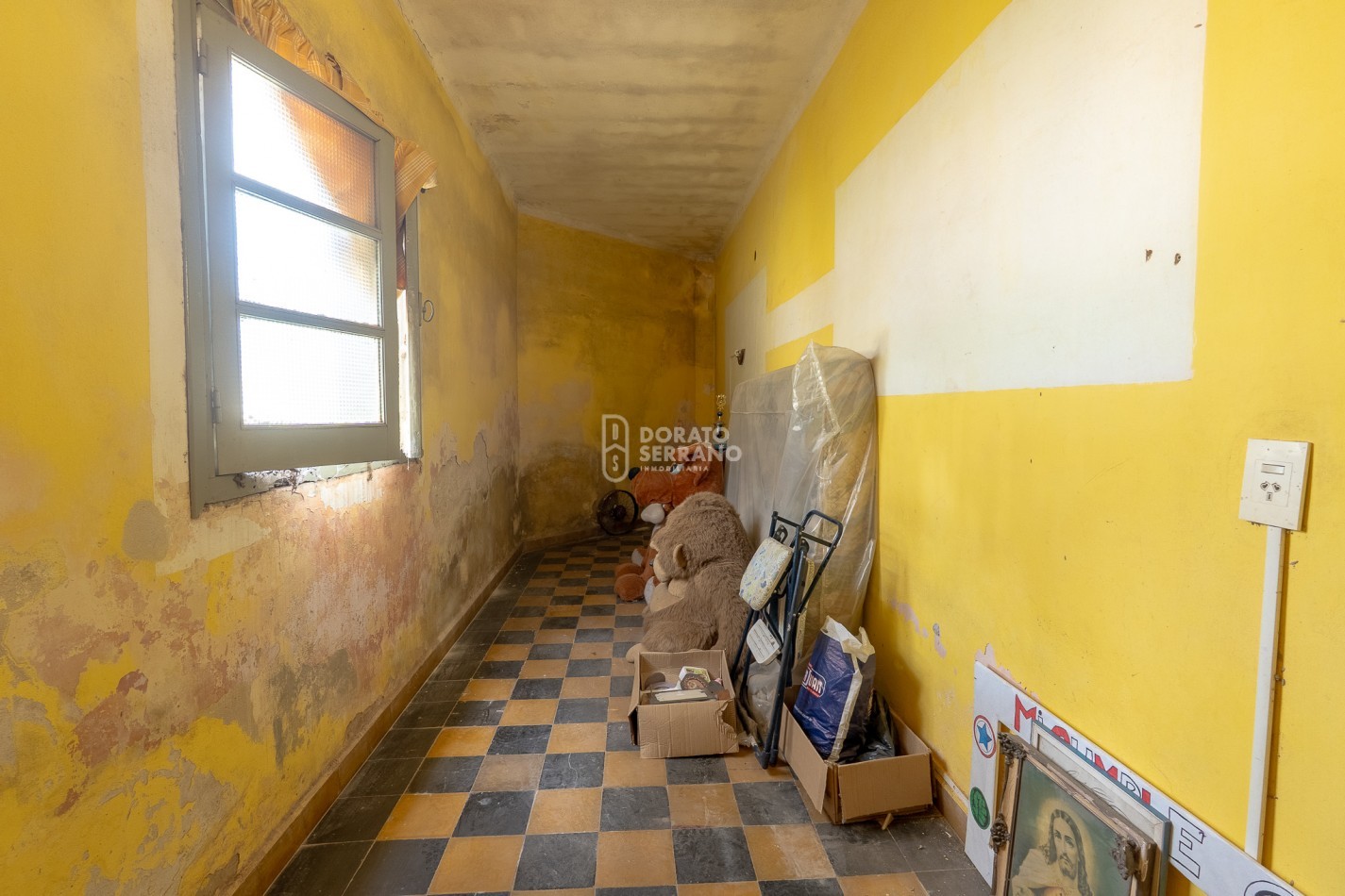 CASA EN ESQUINA! TODOS LOS SERVICIOS!