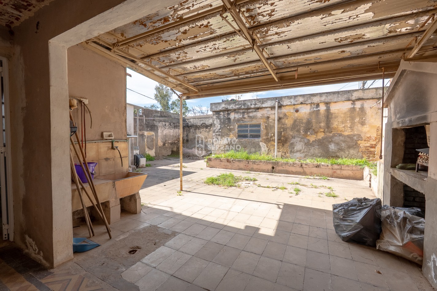 CASA EN ESQUINA! TODOS LOS SERVICIOS!