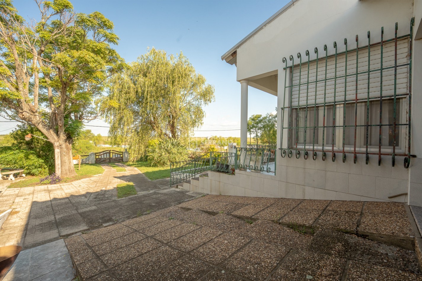 CASA EN EL RIO! GRANDIOSA! BARRIO BASUALDO!