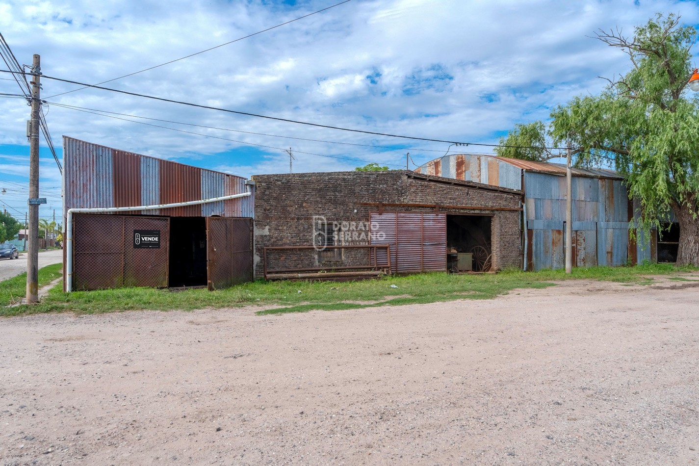 LOTE EN ESQUINA + PLUS: GALPONES DEPOSITO.