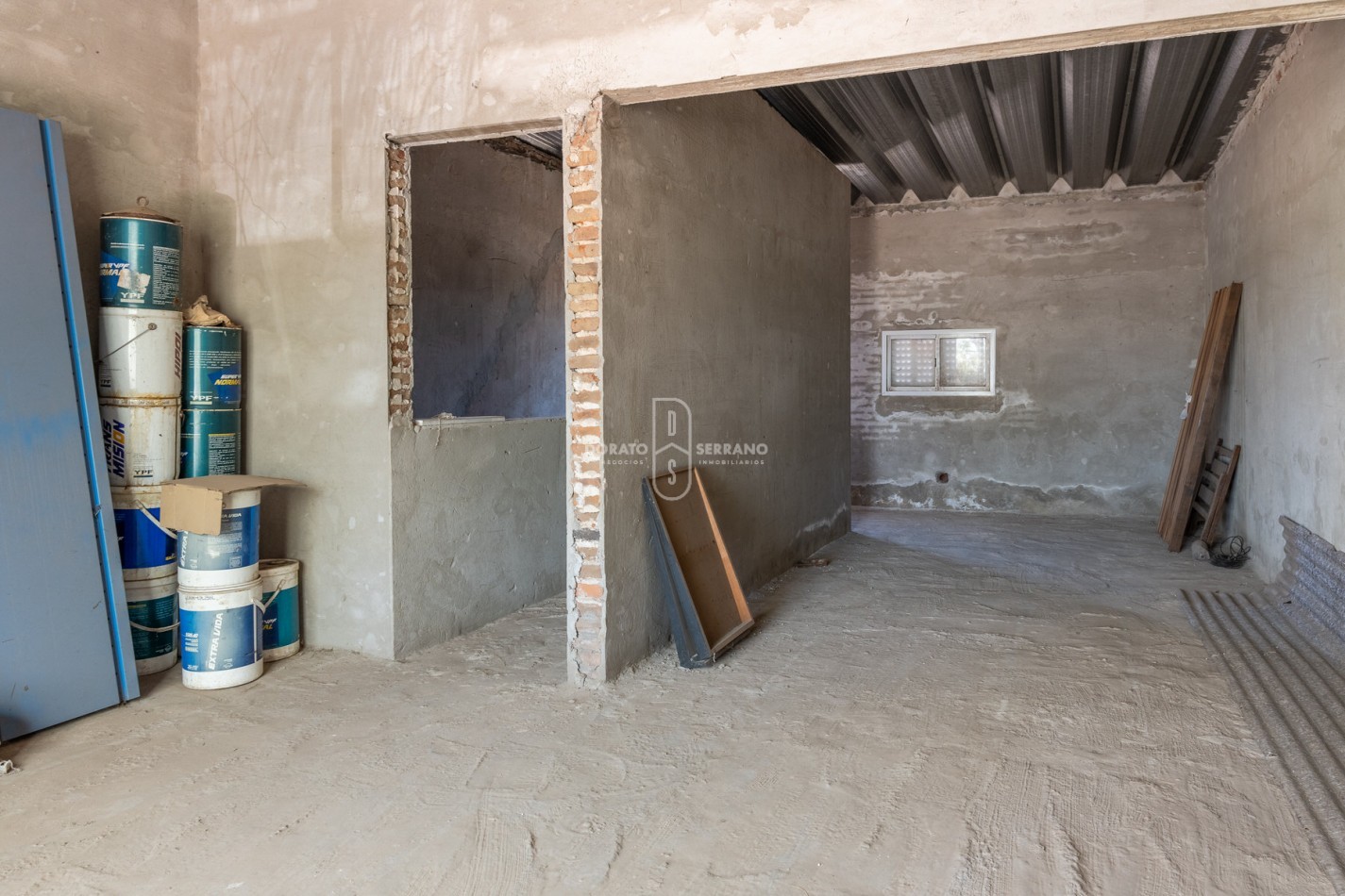 ICONICO SALON COMERCIAL + DEPTOS. A TERMINAR.  