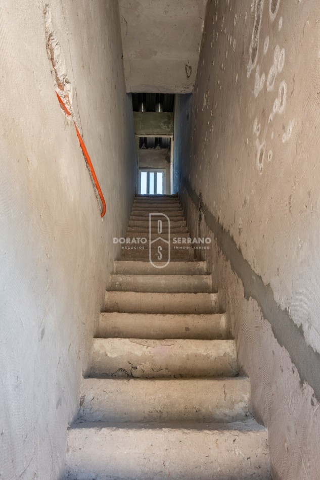 ICONICO SALON COMERCIAL + DEPTOS. A TERMINAR.  