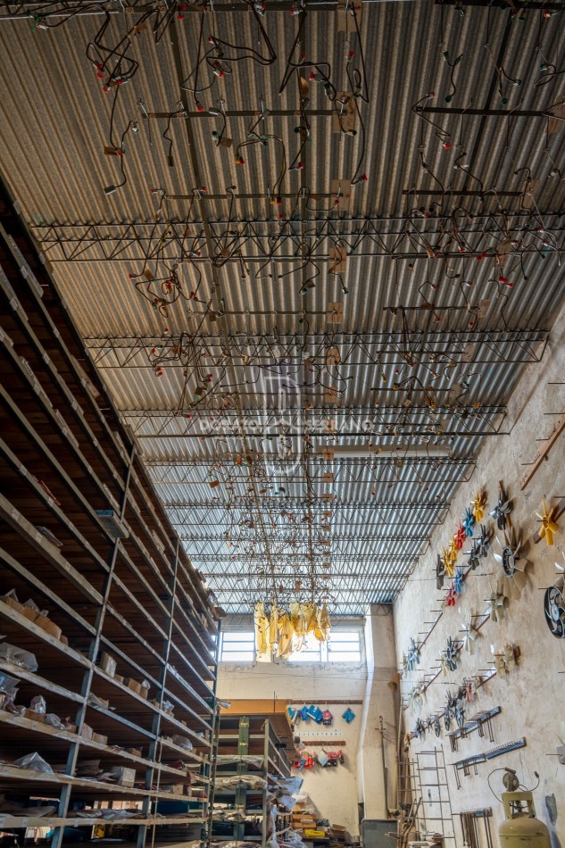 ICONICO SALON COMERCIAL + DEPTOS. A TERMINAR.  