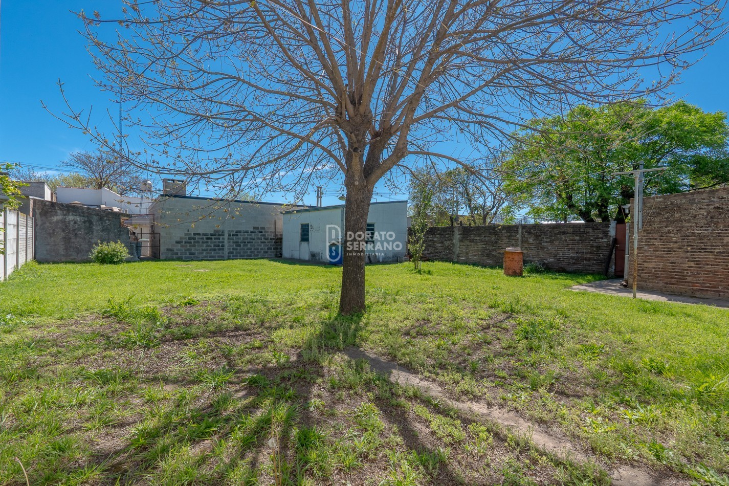 GRAN SUPERFICIE - TODOS LOS SERVICIOS - CASA A RECICLAR!