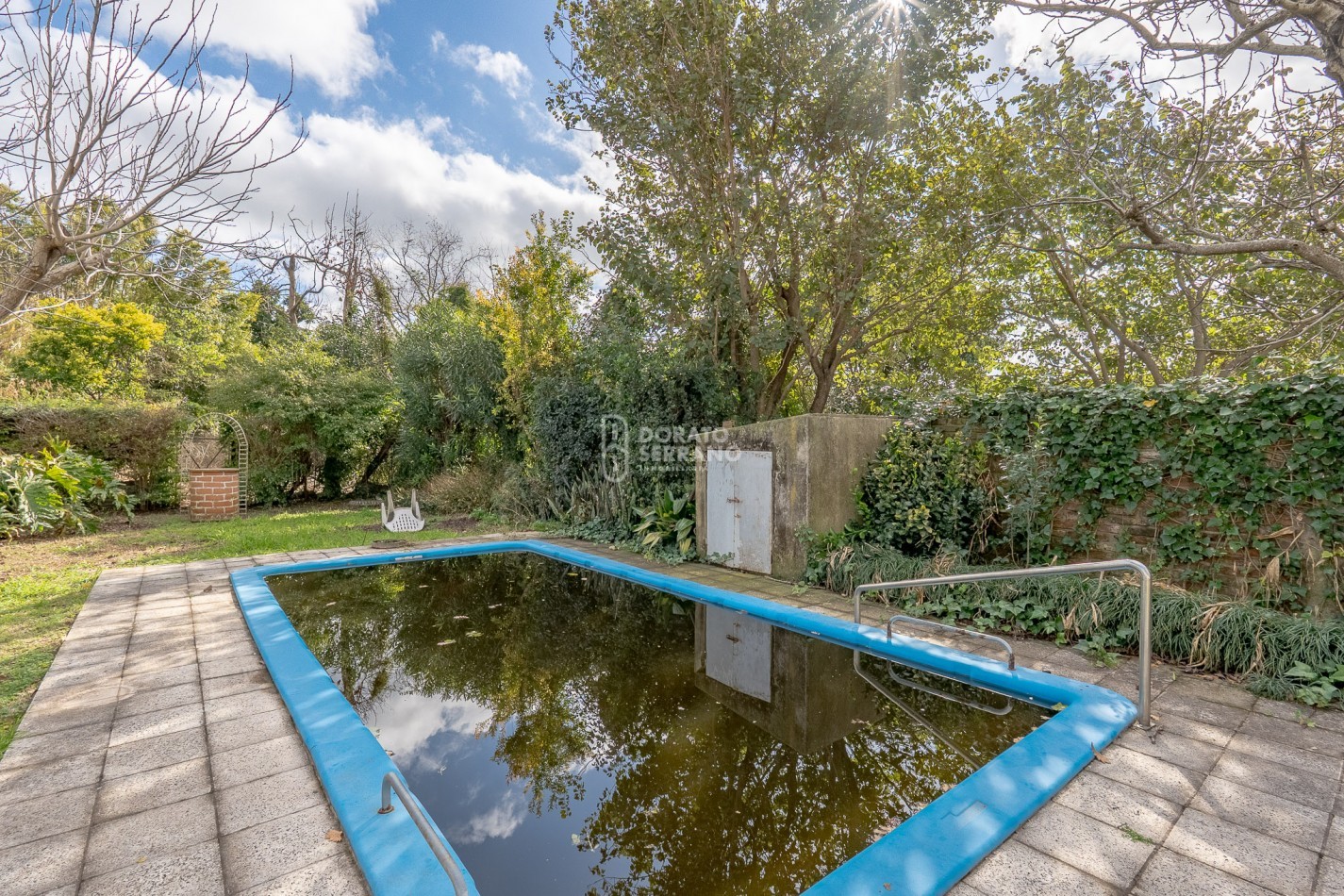 CASA + 750 M2 DE LOTE! Todos los servicios!