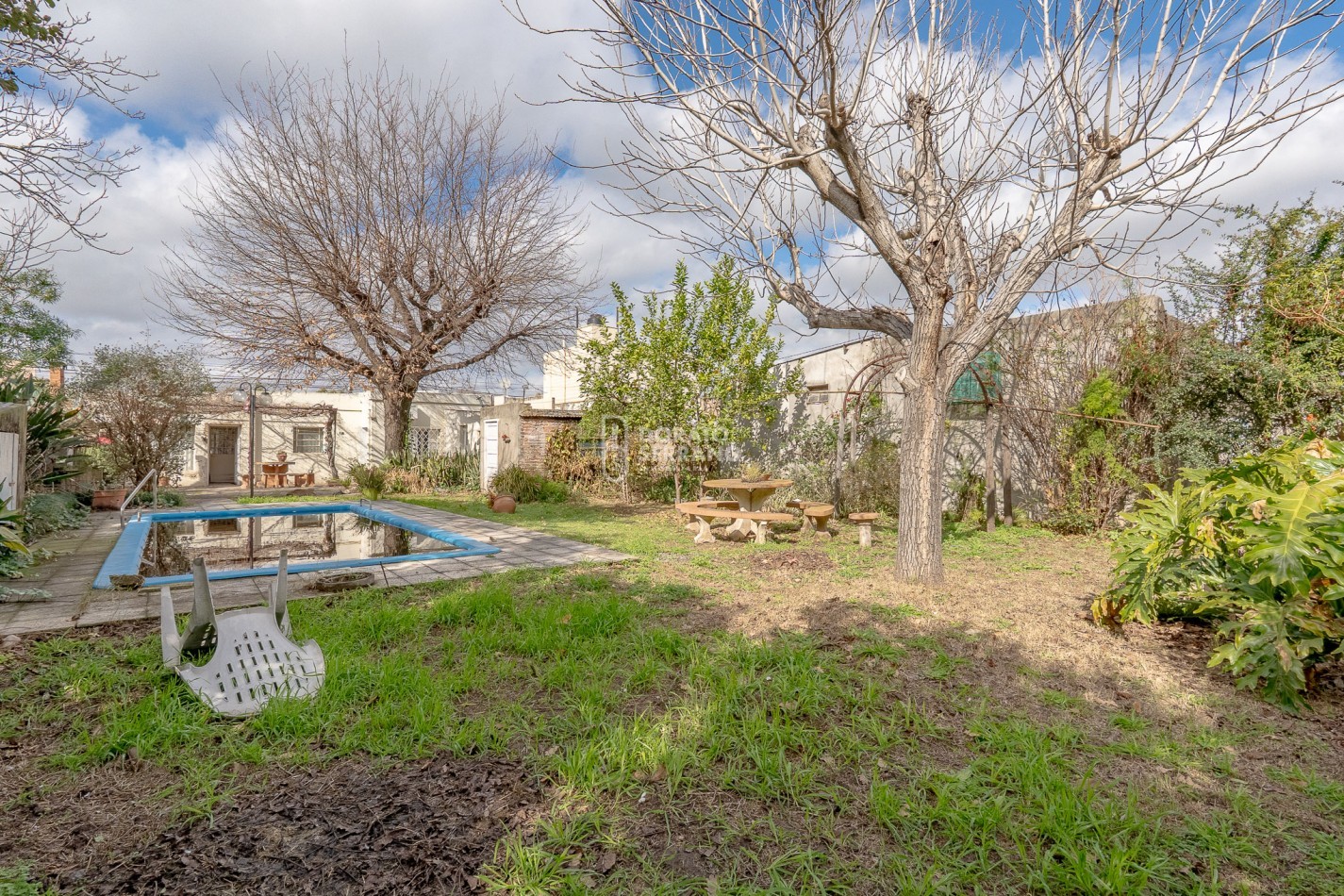 CASA + 750 M2 DE LOTE! Todos los servicios!