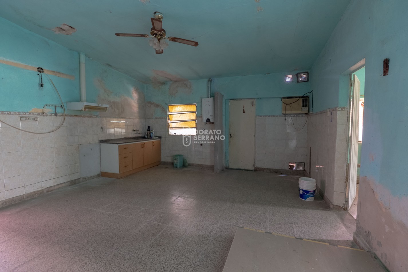 GRAN SUPERFICIE - TODOS LOS SERVICIOS.