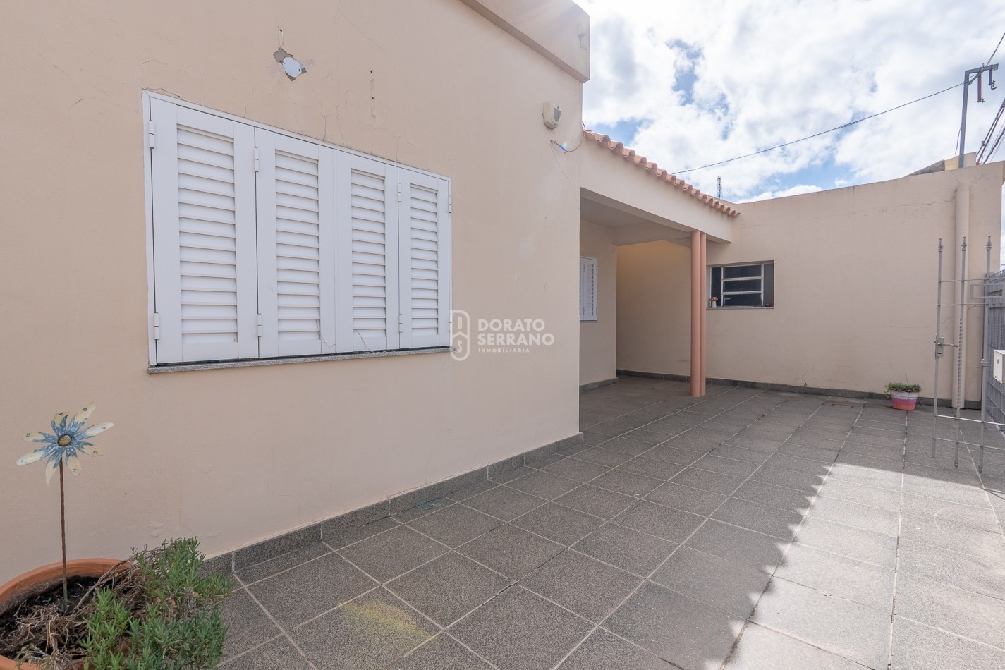 CASA + 750 M2 DE LOTE! Todos los servicios!