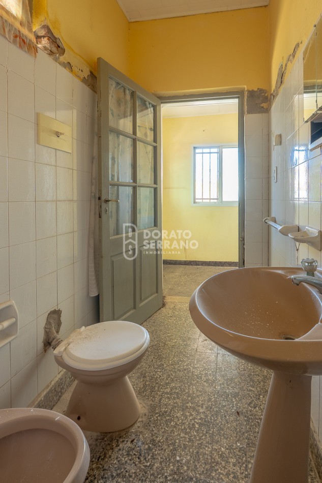 GRAN SUPERFICIE - TODOS LOS SERVICIOS - CASA A RECICLAR!