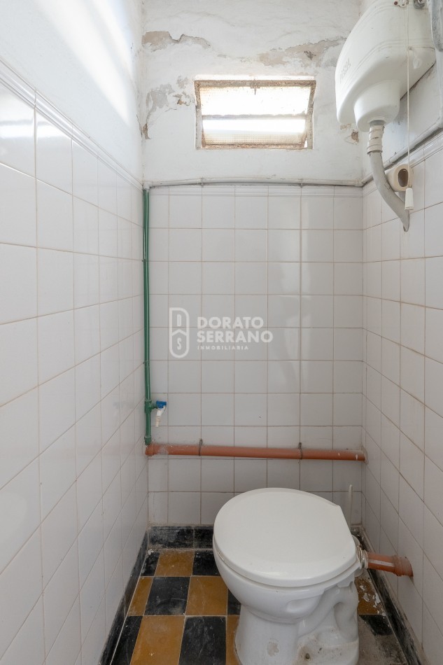 CASA + LOCAL SOBRE AVENIDA! 14 MTS. DE FRENTE!