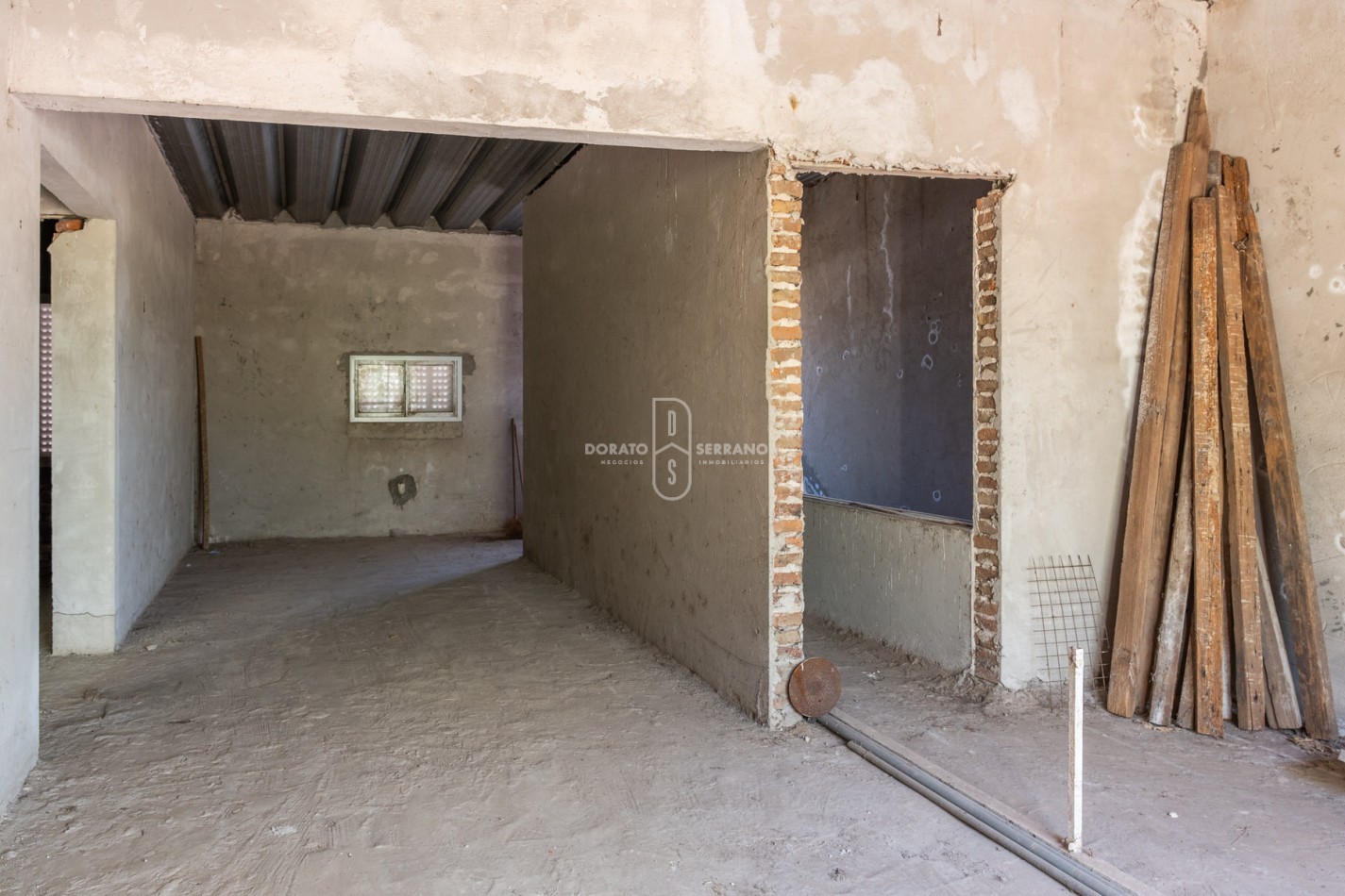 ICONICO SALON COMERCIAL + DEPTOS. A TERMINAR.  