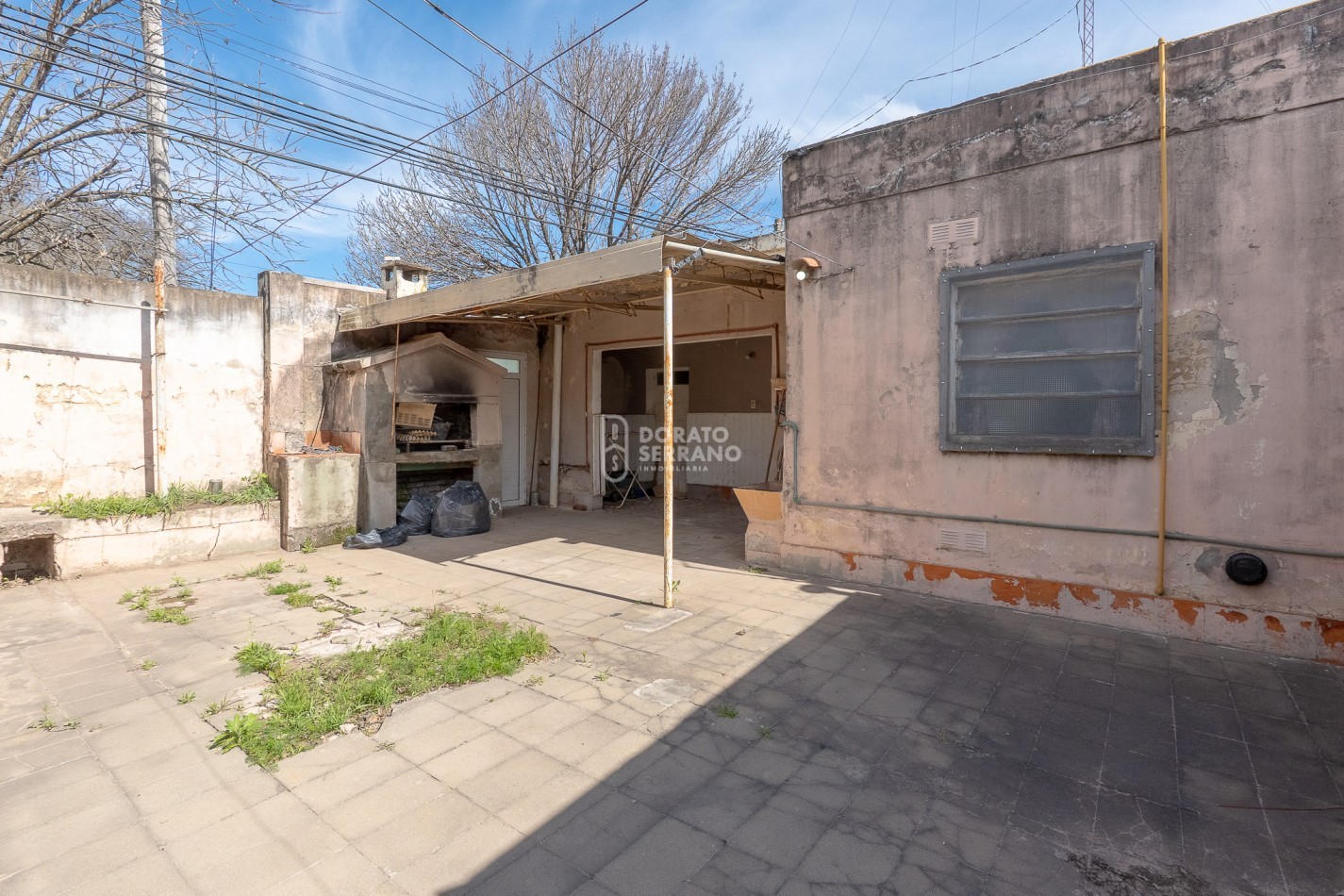 CASA EN ESQUINA! TODOS LOS SERVICIOS!