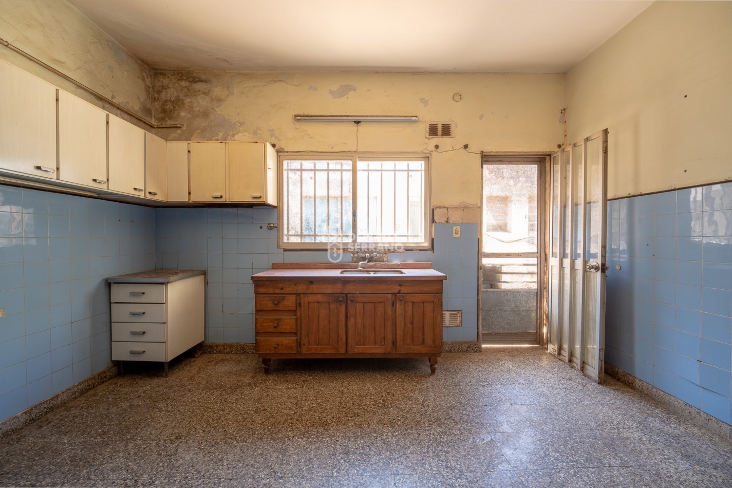 CASA CON LOCAL - PROYECTAR SIN LIMITES! AREA CENTRAL! 