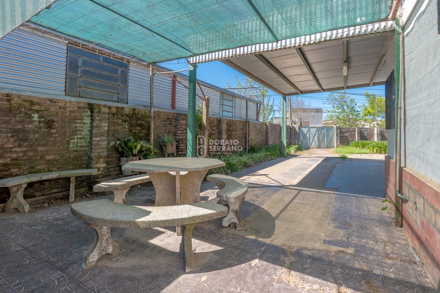 GRAN SUPERFICIE - TODOS LOS SERVICIOS - CASA A RECICLAR!