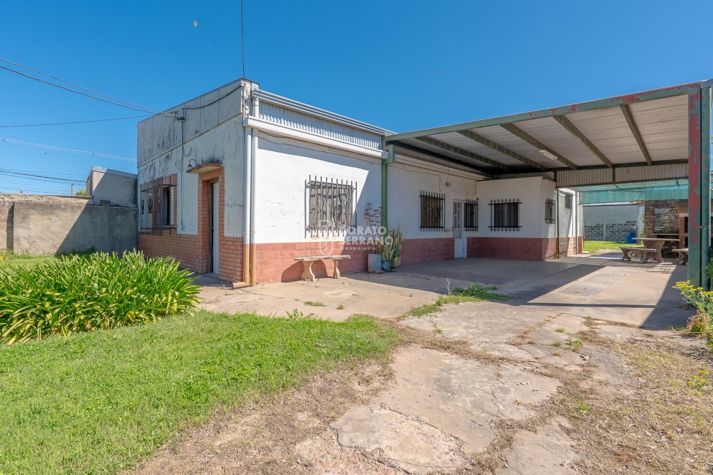 GRAN SUPERFICIE - TODOS LOS SERVICIOS - CASA A RECICLAR!