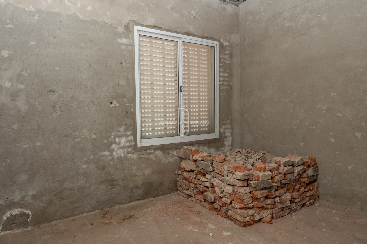 ICONICO SALON COMERCIAL + DEPTOS. A TERMINAR.  