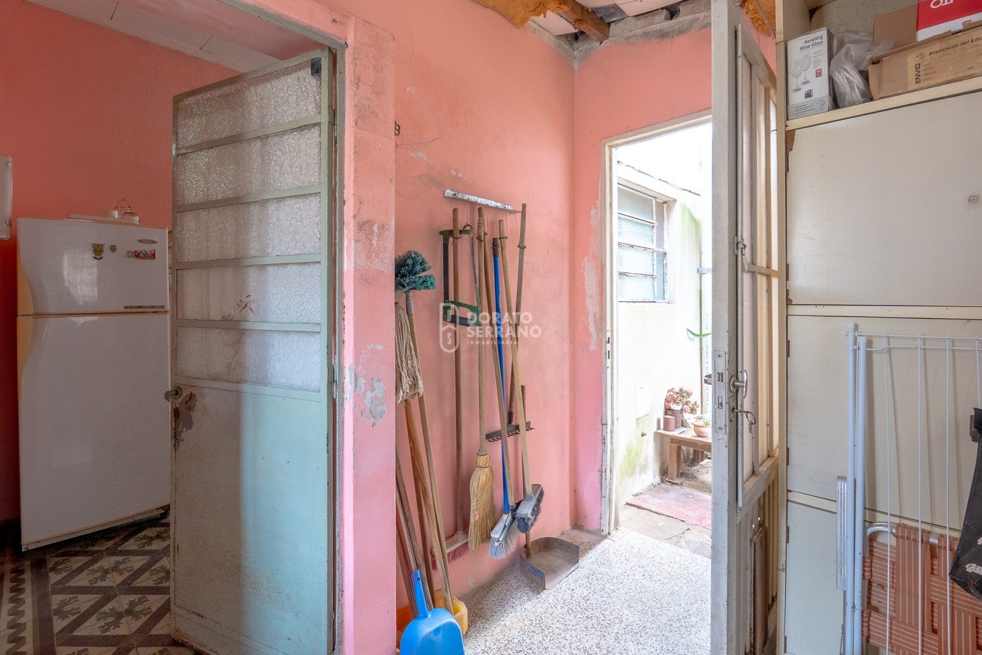 CASA EN ESQUINA & TODOS LOS SERVICIOS.