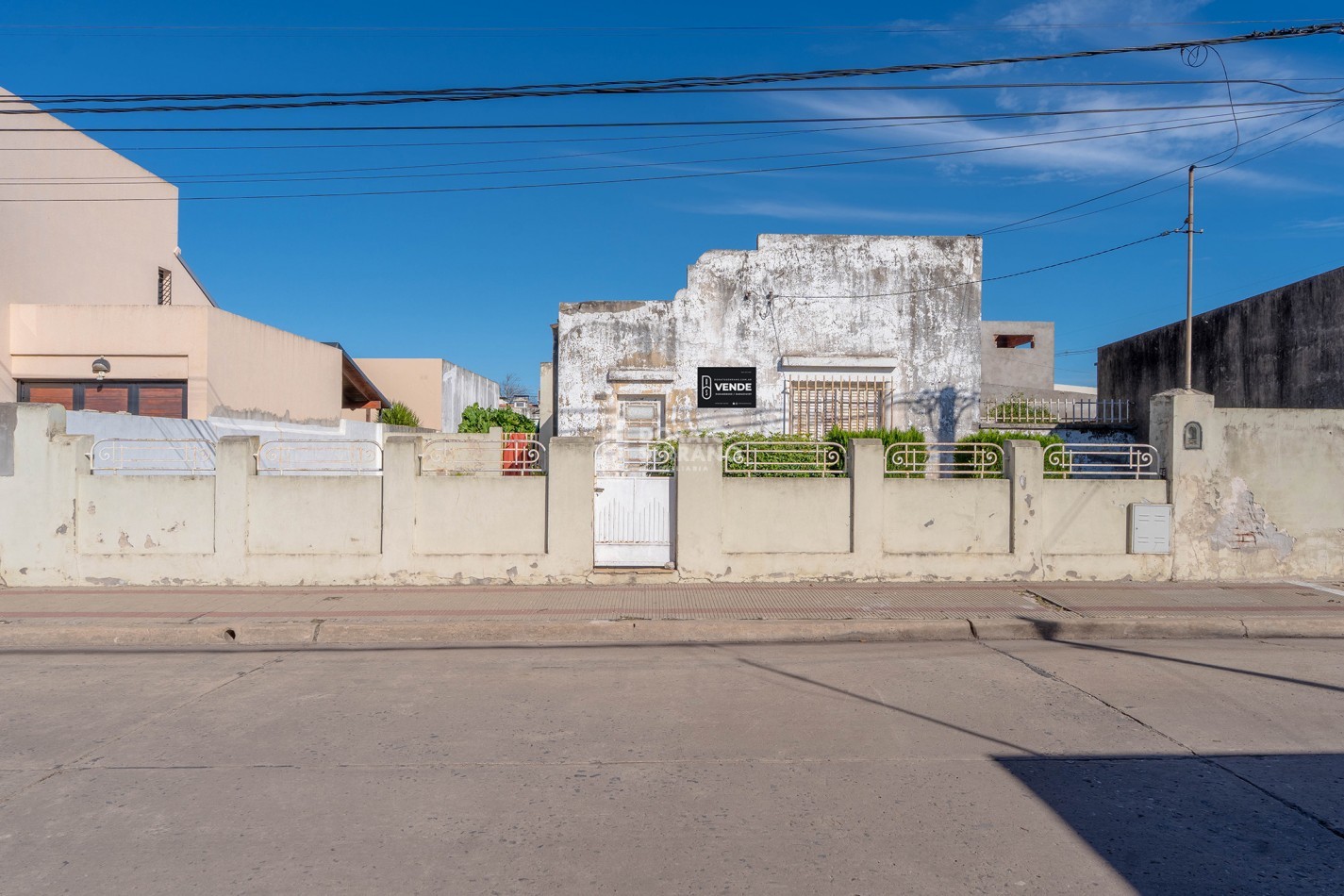 LOTE IDEAL 15X30 - A PASOS DE 20 DE JUNIO! + CASA A RECICLAR O DEMOLER.