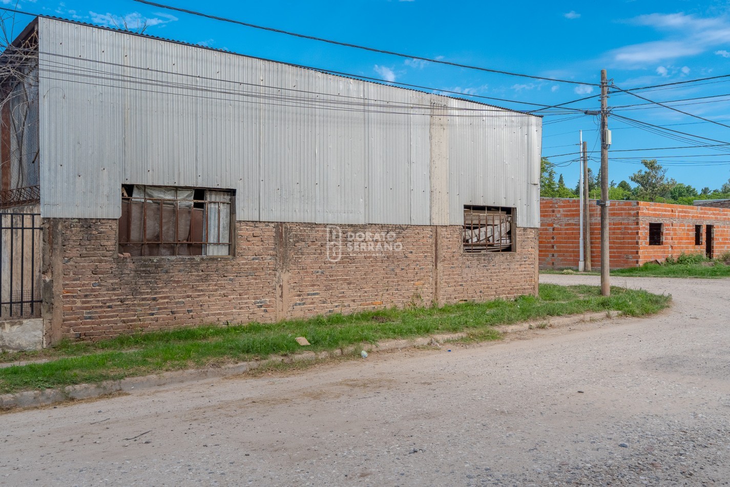 LOTE EN ESQUINA + PLUS: GALPONES DEPOSITO.