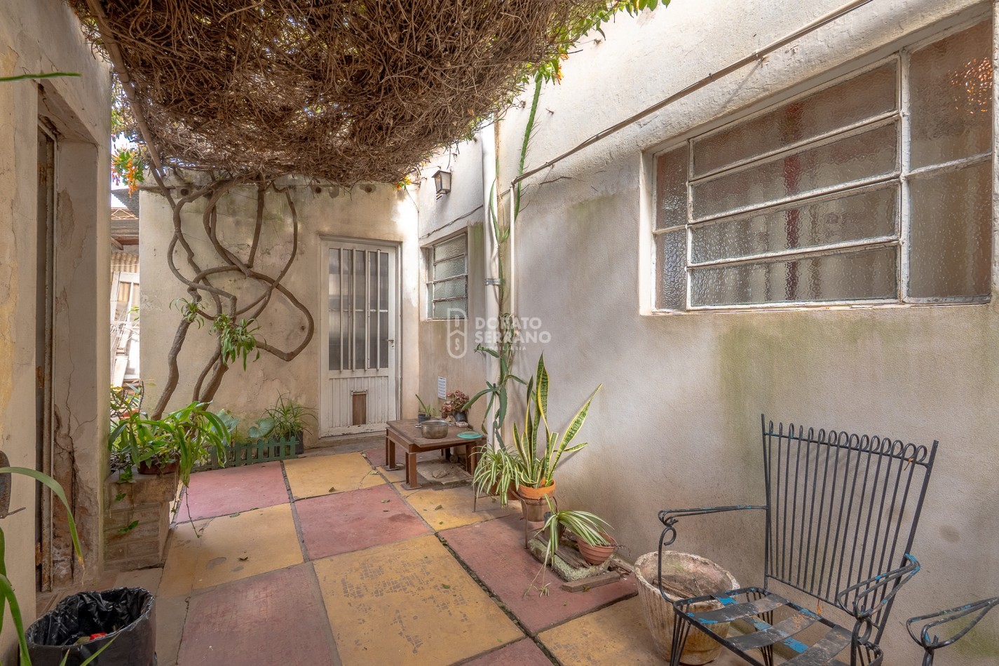 CASA EN ESQUINA & TODOS LOS SERVICIOS.