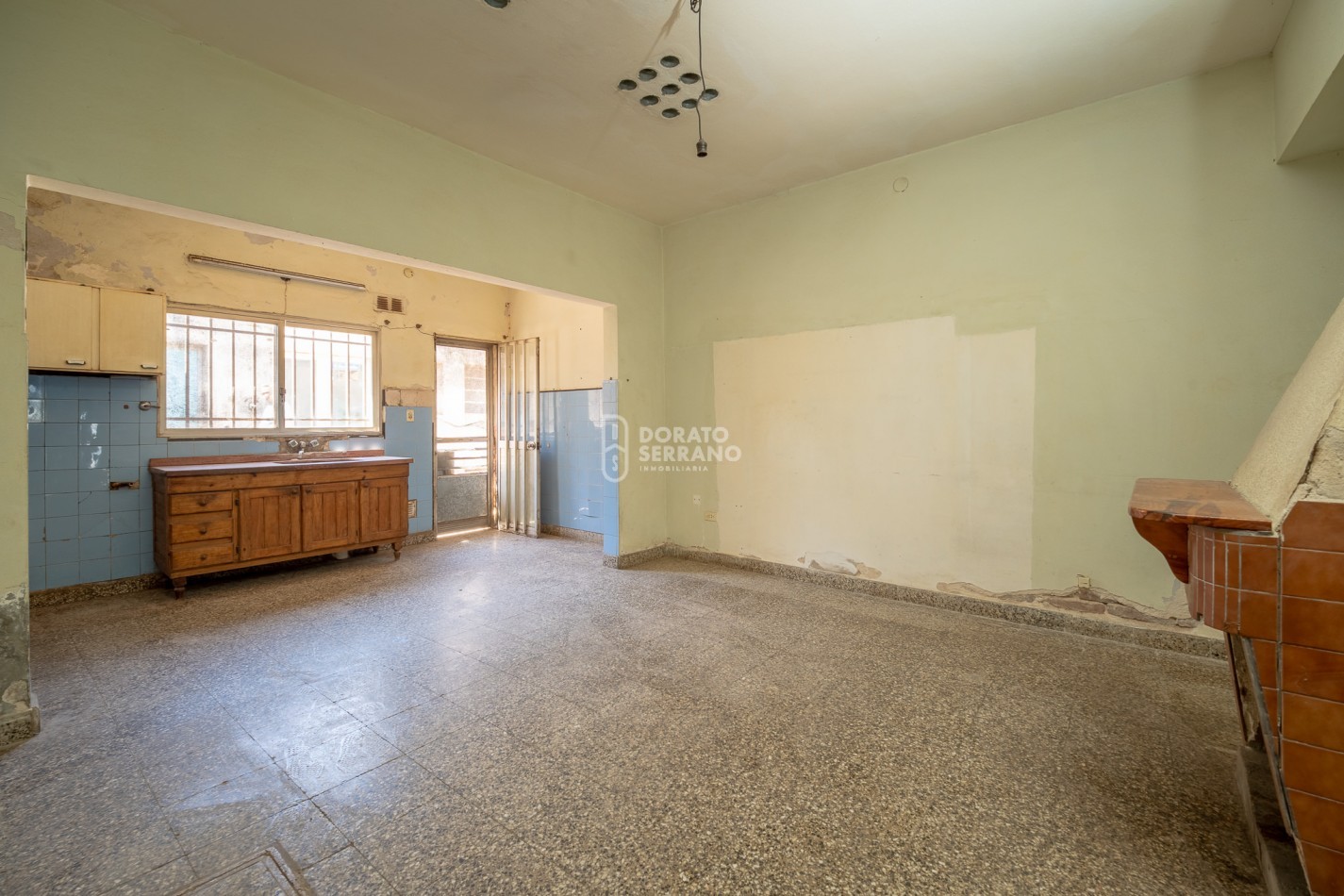 CASA CON LOCAL - PROYECTAR SIN LIMITES! AREA CENTRAL! 