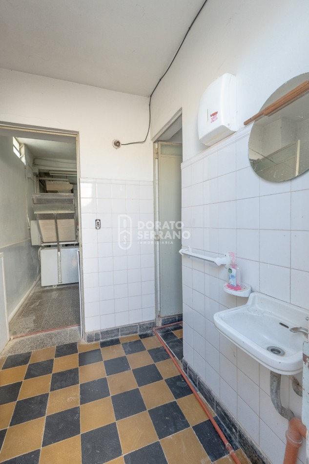 CASA + LOCAL SOBRE AVENIDA! 14 MTS. DE FRENTE!