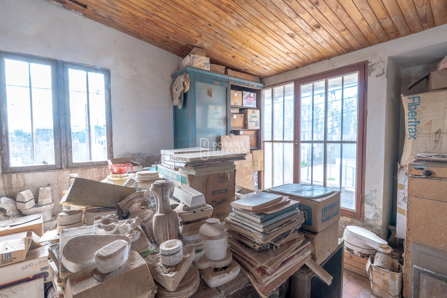 CASA EN ESQUINA & TODOS LOS SERVICIOS.