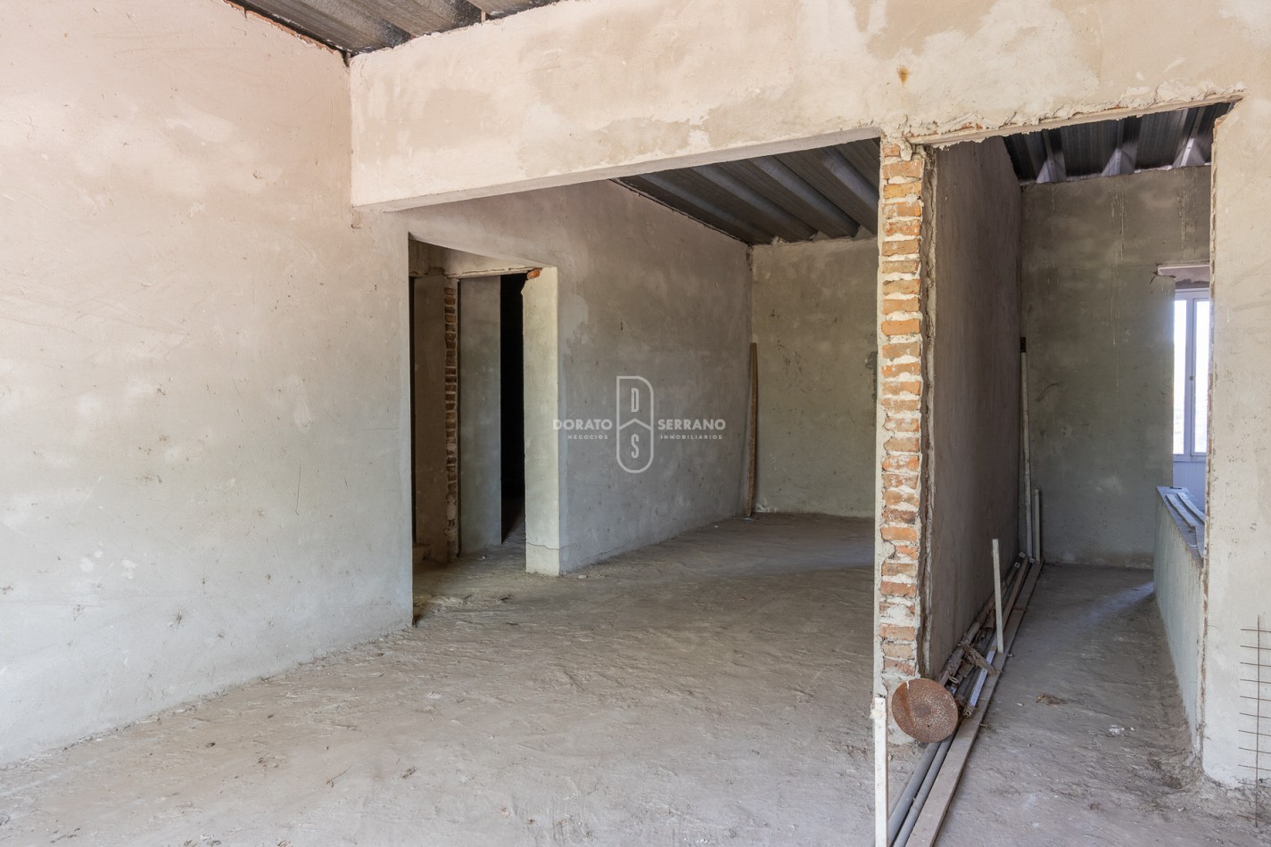 ICONICO SALON COMERCIAL + DEPTOS. A TERMINAR.  