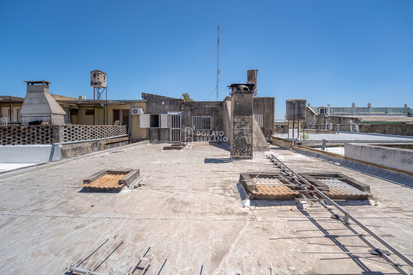 CASA CON LOCAL - PROYECTAR SIN LIMITES! AREA CENTRAL! 