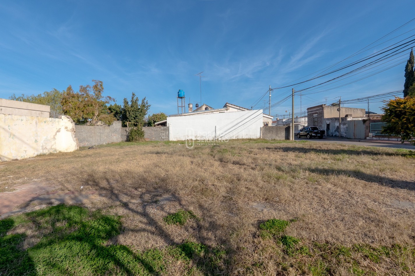 LOTE EN ESQUINA. Todos los servicios!