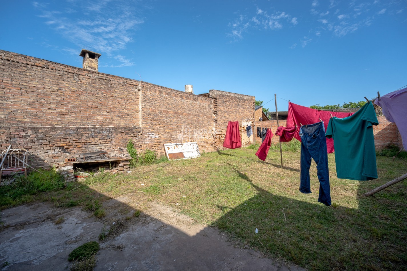 LOTE + PLUS CASA A DEMOLER O RECICLAR - TODOS LOS SERVICIOS EN SECTOR URBANO.