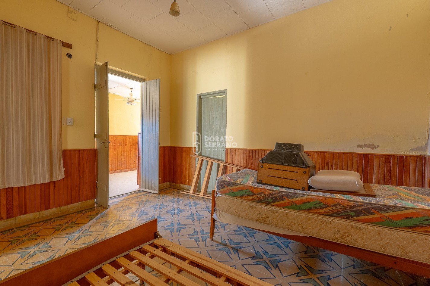 GRAN SUPERFICIE - TODOS LOS SERVICIOS - CASA A RECICLAR!