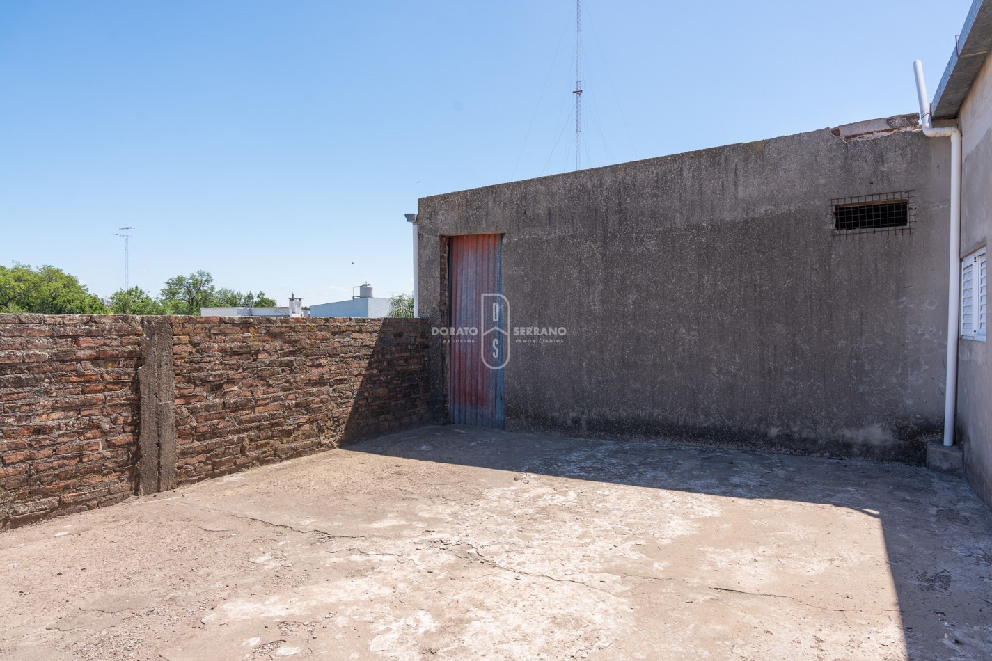 ICONICO SALON COMERCIAL + DEPTOS. A TERMINAR.  