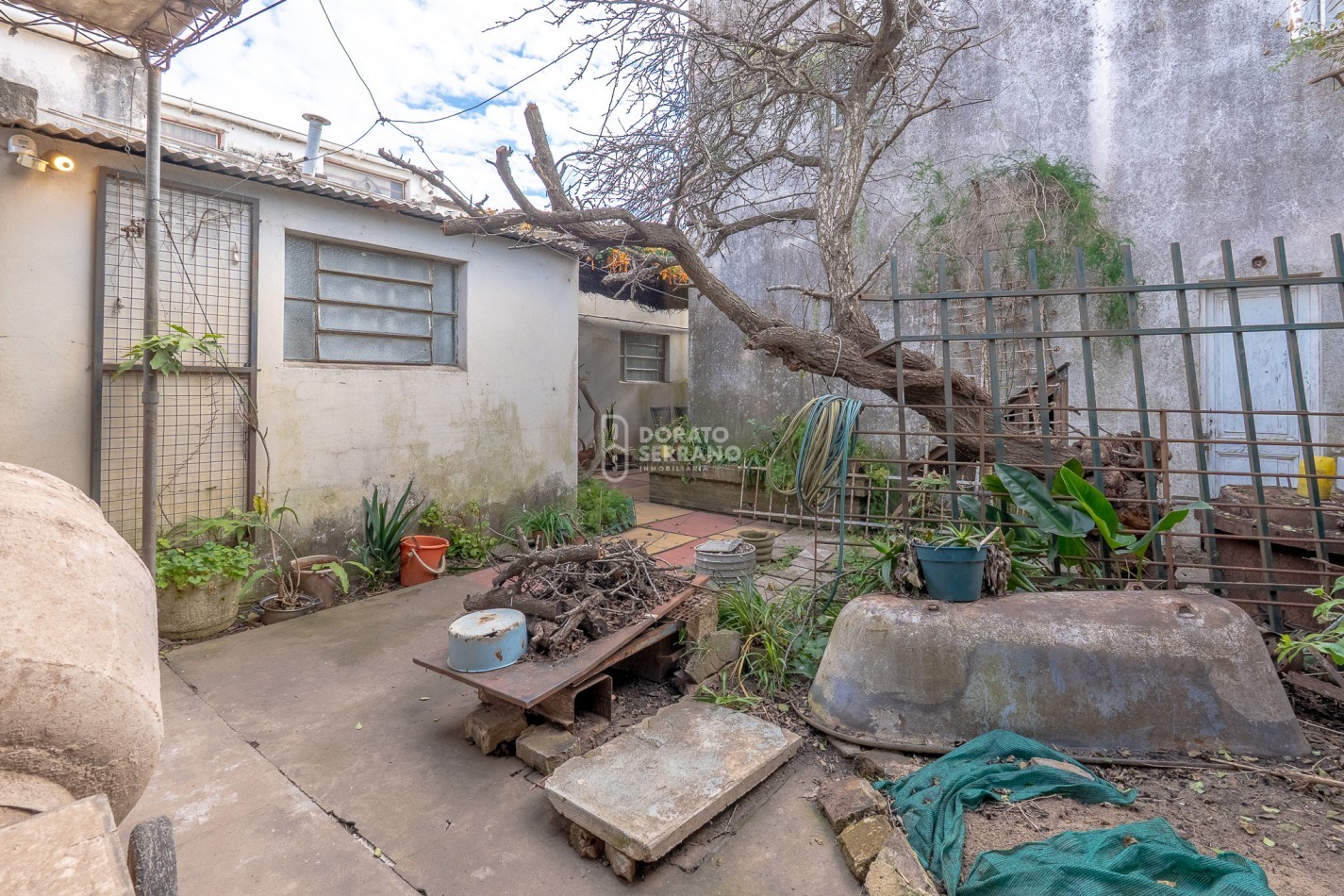 CASA EN ESQUINA & TODOS LOS SERVICIOS.