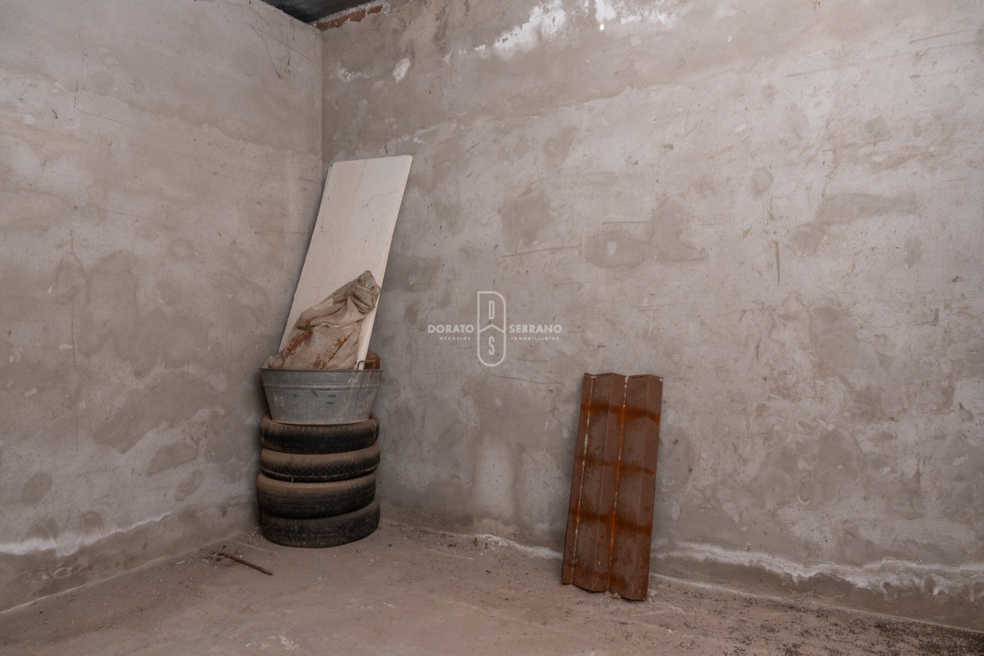 ICONICO SALON COMERCIAL + DEPTOS. A TERMINAR.  