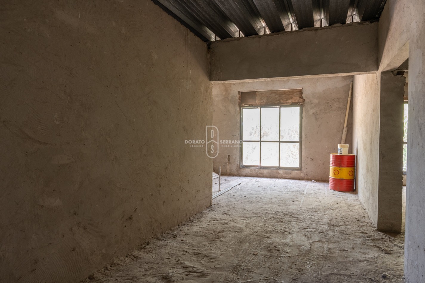 ICONICO SALON COMERCIAL + DEPTOS. A TERMINAR.  