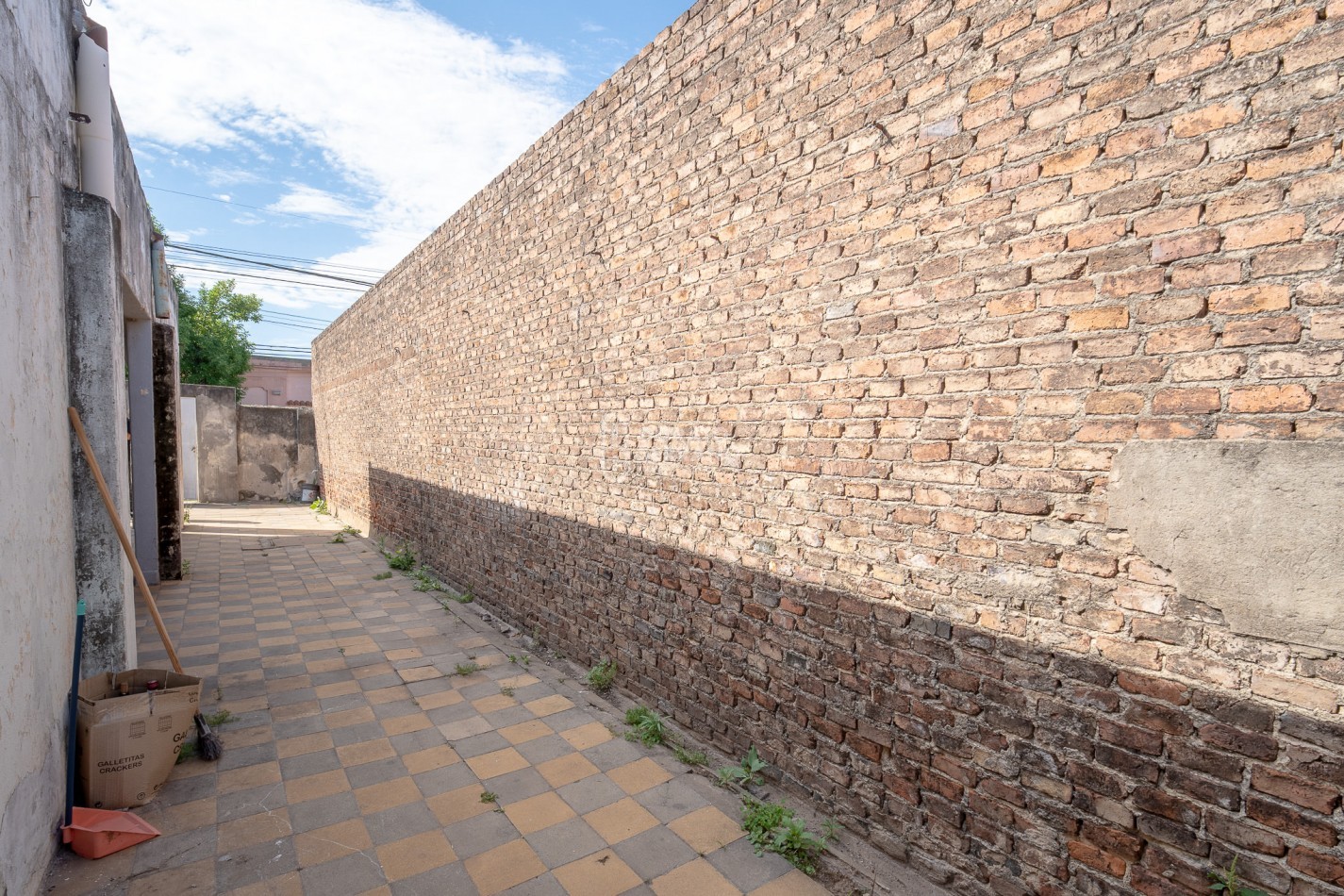 LOTE + PLUS CASA A DEMOLER O RECICLAR - TODOS LOS SERVICIOS EN SECTOR URBANO.