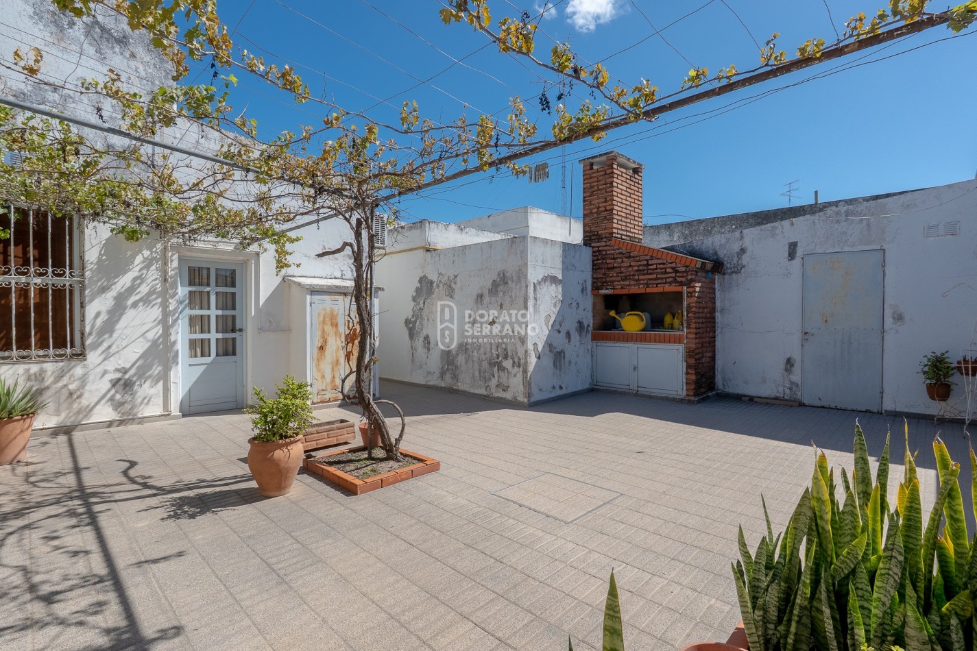 CASA + LOCAL SOBRE AVENIDA! 14 MTS. DE FRENTE!