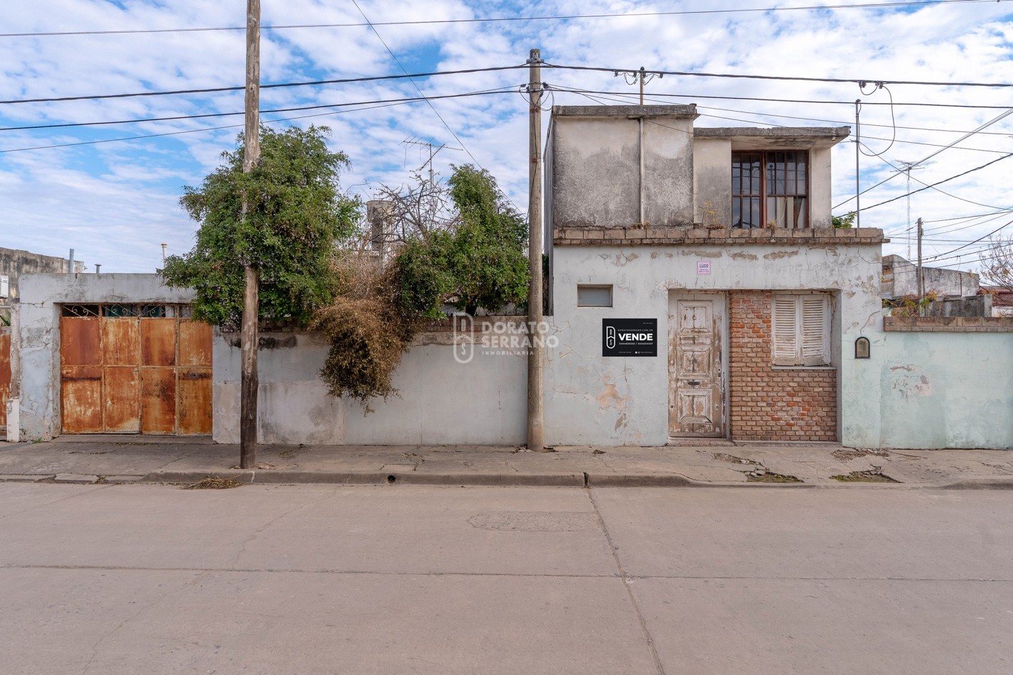 CASA EN ESQUINA & TODOS LOS SERVICIOS.