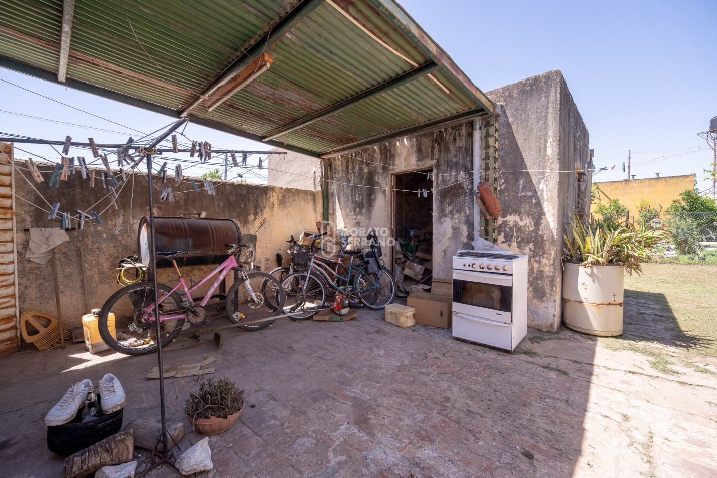 LOTE EN BARRIO FLORIDA! TODOS LOS SERVICIOS - PLUS EDIFICADO A DEMOLER O RECICLAR. 