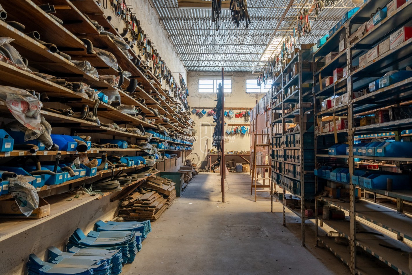 ICONICO SALON COMERCIAL + DEPTOS. A TERMINAR.  