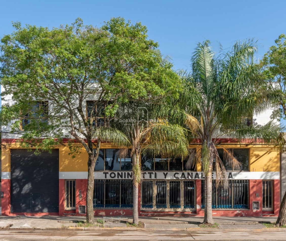 ICONICO SALON COMERCIAL + DEPTOS. A TERMINAR.  