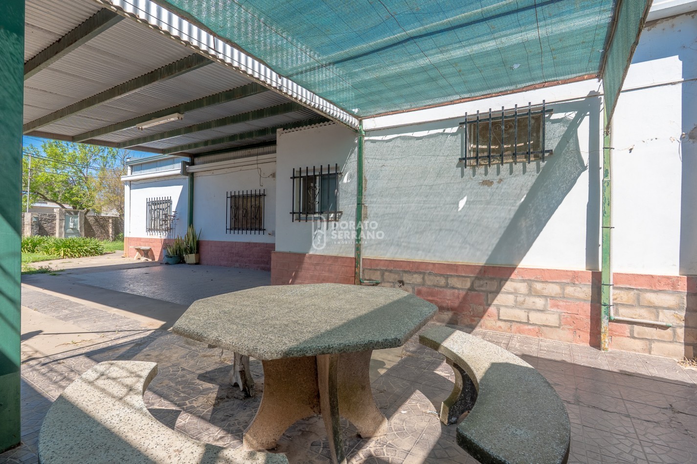 GRAN SUPERFICIE - TODOS LOS SERVICIOS - CASA A RECICLAR!